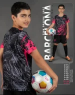 کیت اژدهای بارسلونا بچگانه 2025 مدل Pink Dragon مشکی صورتی شامل پیراهن و شورت فوتبال کودک